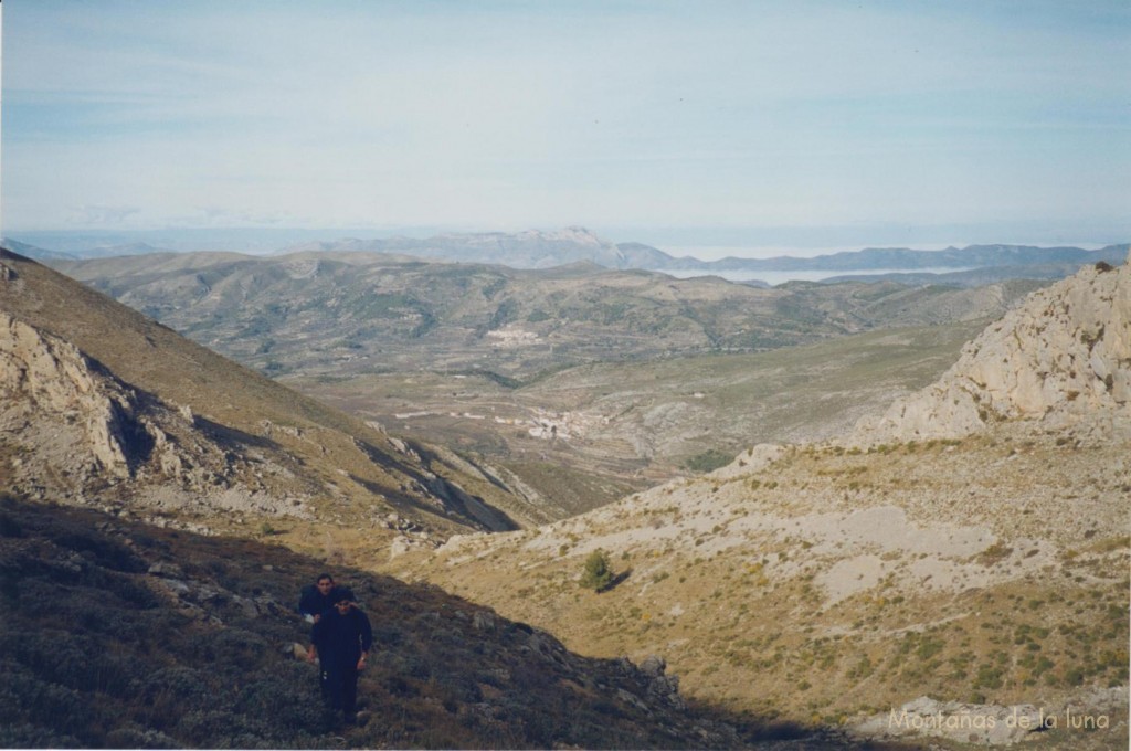 Subiendo a La Mallada del Llop, detrás Fageca y Benimassot en la Vall de Ceta, con la Sierra de l'Almudaina en el centro y al fondo la escarpada Sierra de Benicadell